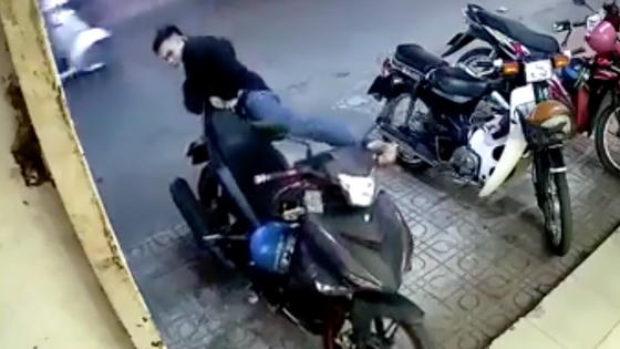 Clip: Kẻ gian "tung cước" phá khóa cổ Exciter trong chớp mắt