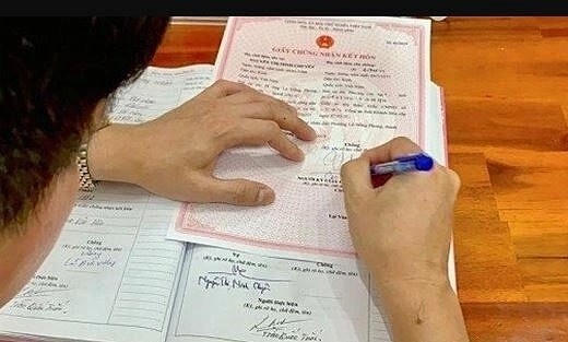 Có con riêng khi chưa li hôn, Giấy khai sinh sẽ ghi thông tin về người cha như thế nào?