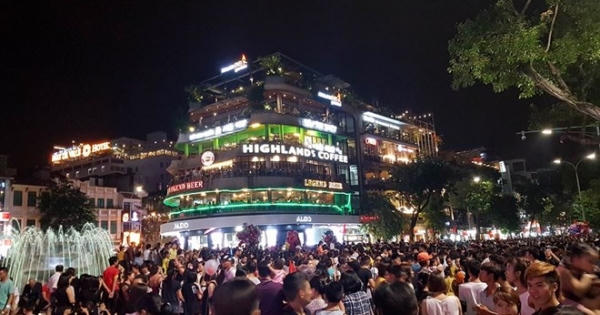 Phố cổ đông nghẹt trong buổi tối ngày lễ Quốc khánh 2/9