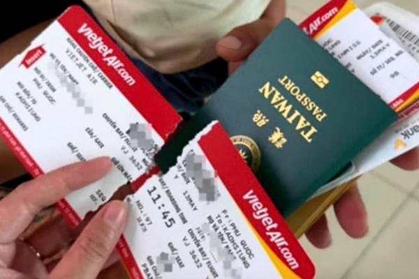 Đình chỉ công tác cán bộ công an cửa khẩu Phú Quốc về hành vi không phù hợp với du khách nước ngoài Đình chỉ công tác cán bộ công an cửa khẩu Phú Quốc về hành vi không phù hợp với du khách nước ngoài