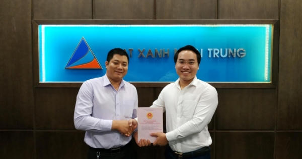 Hơn 100 khách hàng nhận sổ đỏ tại dự án Lakeside Palace