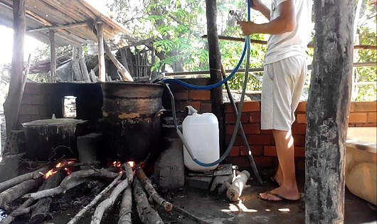 Hà Nội: Kiên quyết loại trừ những cơ sở cung cấp rượu lậu Hà Nội: Kiên quyết loại trừ những cơ sở cung cấp rượu lậu