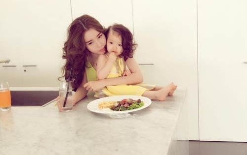 Thích thú với hình ảnh lần đầu đi biển của cô Trà nhà Elly Trần