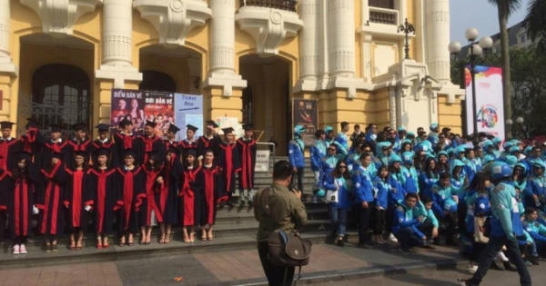 Bức ảnh "Một bậc thềm và rất nhiều số phận" đầy cảm xúc được chia sẻ mạnh trên MXH