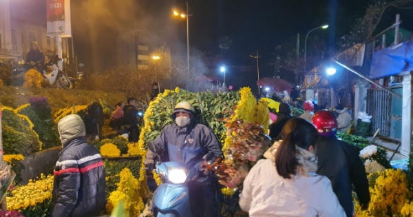 Chợ hoa Quảng An vẫn nhộn nhịp giữa đêm giá rét