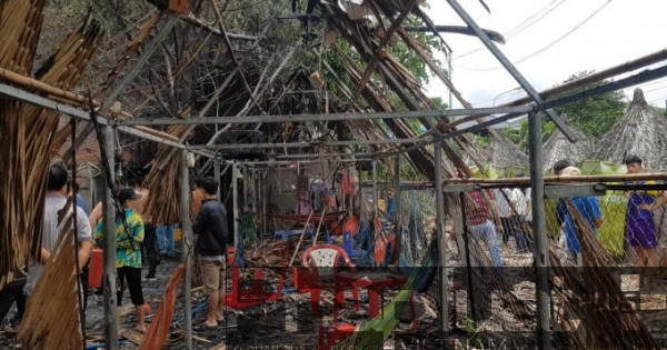 Bình Dương: Quán cà phê bốc cháy giữa trưa