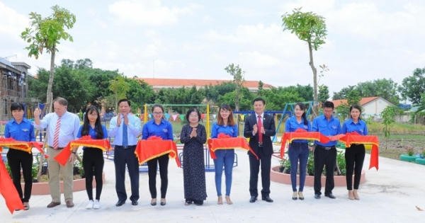 Nam A Bank trao học bổng và tuyên truyền bảo vệ môi trường cho học sinh tỉnh Long An