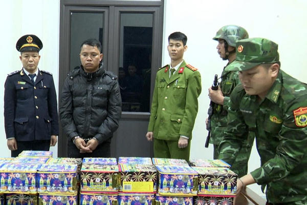Bắt giữ đối tượng vận chuyển pháo hoa từ Lào về Việt Nam tiêu thụ