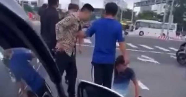 [Video]: Nhóm thanh niên hành hung dã man tài xế Grap vì mâu thuẫn khi tham gia giao thông