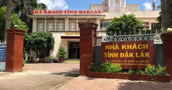 Đắk Lắk: Xem xét kỷ luật "hotgirl" gội đầu mượn bằng của chị gái để thăng tiến