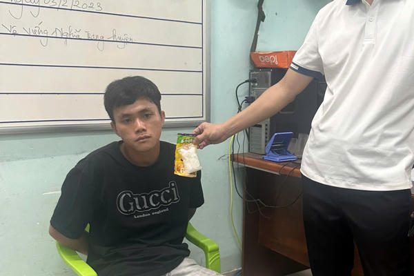 Bát giữ đối tượng chích điện người đi đường cướp tài sản, phát hiện thêm ma túy