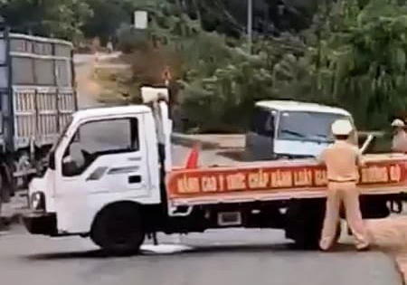 Gia Lai: Xe ô tô khách lao thẳng vào xe tuần tra giao thông, làm 1 chiến sỹ bị thương