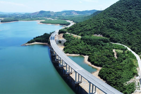 Thông xe toàn tuyến cao tốc Vũng Áng-Bùng
