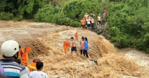 Gia Lai: Giải cứu 3 em nhỏ bị mắc kẹt giữa dòng nước lũ