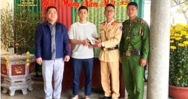 Cảnh sát giao thông thị xã Buôn Hồ trả lại ví tiền cho người dân đánh rơi