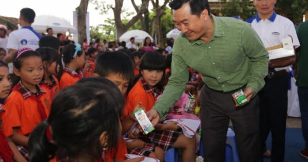 Qũy sữa vươn cao Việt Nam và Vinamilk trao tặng 44.709 ly sữa cho trẻ em tỉnh Hưng Yên