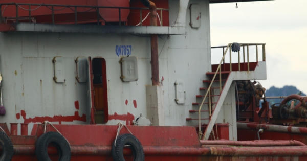 Huyện Vân Đồn (Quảng Ninh): Bắt giữ tàu khai thác cát trái phép “khủng”