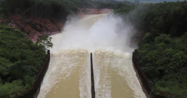 Nhiều hồ, thủy điện tại Hà Tĩnh đồng loạt thông báo xả lũ, di dời dân khẩn cấp