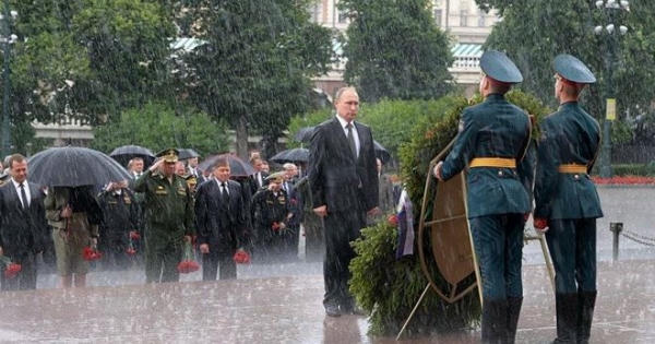 Mưa trắng trời, Putin đầu trần viếng mộ liệt sĩ vô danh