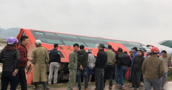 Xe giường nằm lật xuống ruộng sau cú bẻ lái bất ngờ