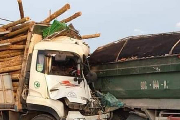 Hà Nội: Hai người tử vong tại chỗ sau va chạm giữa 2 xe tải trên QL5