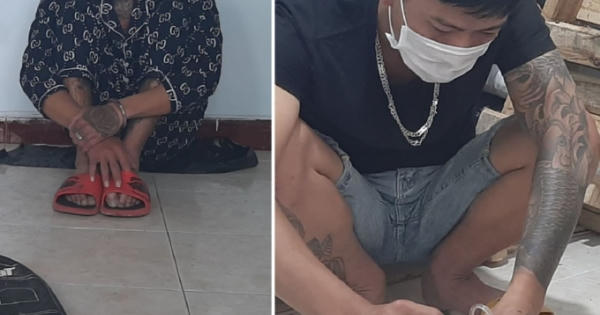 Clip: Bắt quả tang 2 thanh niên tàng trữ ma túy và hung khí trong nhà