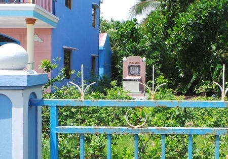 Mai táng người thân trên "đất nhà": Đang thiếu chế tài xử lý? Mai táng người thân trên "đất nhà": Đang thiếu chế tài xử lý?