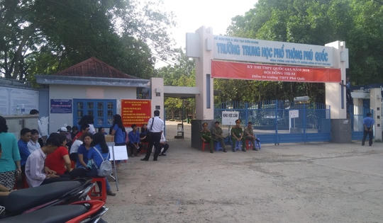 Gần 500 học sinh phải thi lại vì thầy giáo làm lộ đề Gần 500 học sinh phải thi lại vì thầy giáo làm lộ đề