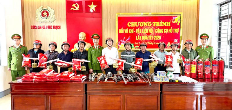 Hà Tĩnh: Đổi vũ khí - vật liệu nổ - công cụ hỗ trợ nhận quà Tết Hà Tĩnh: Đổi vũ khí - vật liệu nổ - công cụ hỗ trợ nhận quà Tết