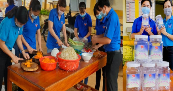 Tuổi trẻ Bình Phước làm những hũ dưa cà gửi tuyến đầu chống dịch Covid-19 Tuổi trẻ Bình Phước làm những hũ dưa cà gửi tuyến đầu chống dịch Covid-19