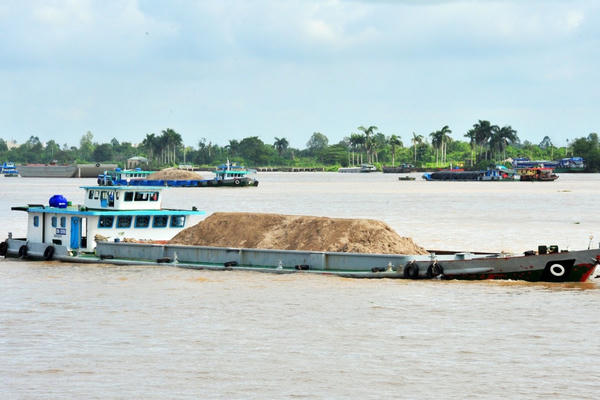Khai thác cát trái phép trên sông Lam, người đàn ông bị phạt hơn 200 triệu đồng