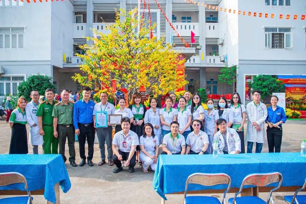 Đem "Xuân yêu thương - Tết sẻ chia 2026" đến với người dân phường Long Hưng