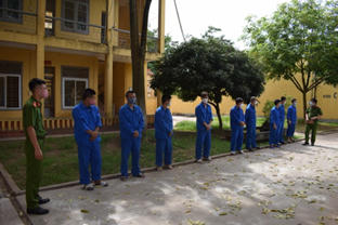 Hưng Yên: Bắt 9 đối tượng tổ chức đánh bạc và cá độ bóng đá hàng trăm tỷ đồng Hưng Yên: Bắt 9 đối tượng tổ chức đánh bạc và cá độ bóng đá hàng trăm tỷ đồng