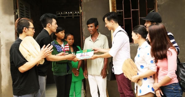 Làng hài mở hội tập 4: Diễn viên hài trang hoàng mái ấm cho người nghèo Làng hài mở hội tập 4: Diễn viên hài trang hoàng mái ấm cho người nghèo