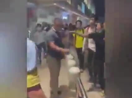 [Clip]: Cận cảnh hỗn chiến kinh hoàng tại AEON Tân Phú, Công an phải nổ súng trấn áp