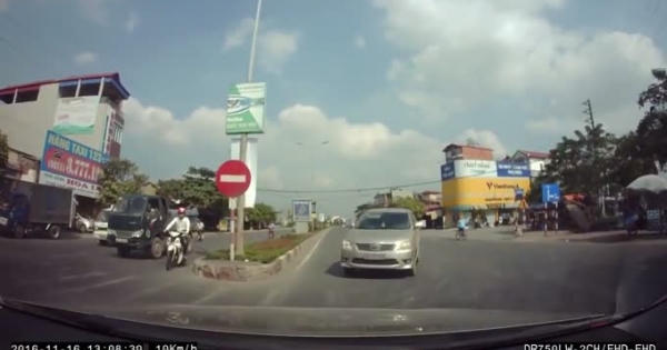 Clip: Khi xe Innova đi ngược chiều gặp phải... "soái ca"