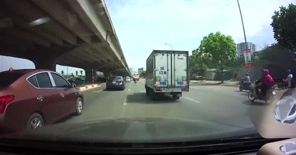 Clip: Xe Kia Morning sang đường thiếu quan sát va chạm với xe tải vỡ phần đầu