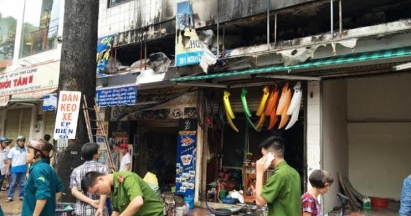 TP HCM: Cháy cửa hàng sơn, người dân hoảng loạn bỏ chạy