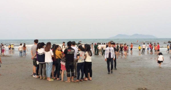 Đã tìm thấy thi thể 1 trong 2 nam sinh chụp ảnh kỉ yếu bị sóng cuốn trôi