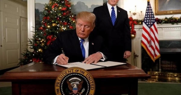 Sóng gió sau 'quyết định lịch sử' của Tổng thống Donald Trump