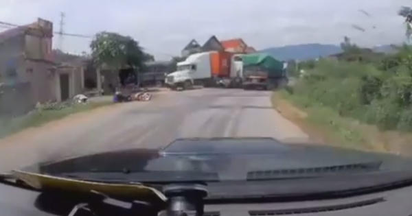 Clip container vượt ẩu suýt cuốn xe máy vào gầm