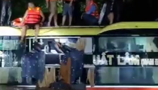 Giải cứu thần kỳ 18 người trên chiếc xe khách bị nước lũ cuốn trôi