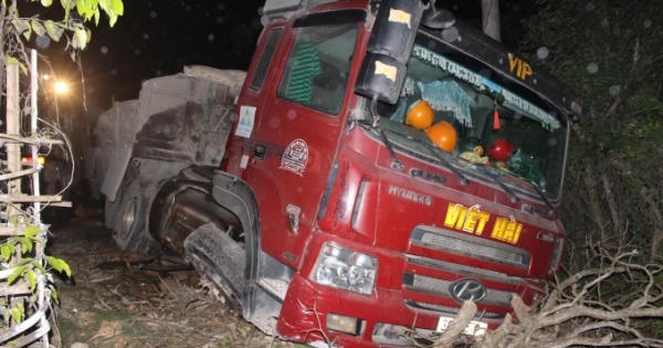 Hà Tĩnh: Xe đầu kéo đâm ôtô, hai người nguy kịch