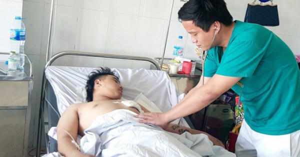 Đưa bệnh nhân bị đâm xuyên vào tim từ cõi chết trở về Đưa bệnh nhân bị đâm xuyên vào tim từ cõi chết trở về