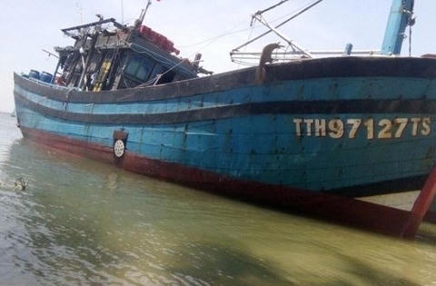 Tàu của ngư dân bị tàu khác đâm thủng khi đang đánh cá trên biển