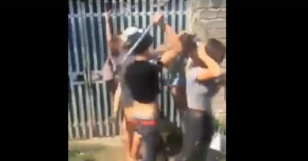 Clip: Cô gái bị nhiều thanh niên dùng hung khí đánh tới tấp gây phẫn nộ