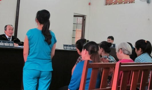 Nhóm lượm ve chai hầu tòa vì trộm cắp tiền tỷ