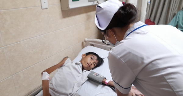 Chàng trai 31 tuổi chỉ nặng hơn 10 kg, hàng ngày theo mẹ bán bánh đa nuôi cha bại liệt