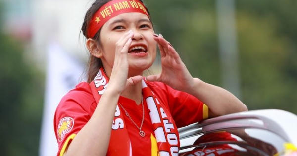 Đoàn cổ động viên Việt Nam diễu hành trước trận quyết đấu với UAE