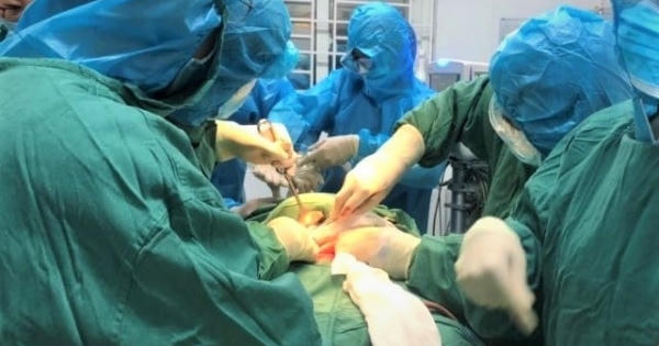 Phẫu thuật tối khẩn cấp ngay tại khu cách ly cứu sống thần kỳ mẹ con sản phụ